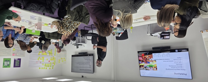 Background Image - Customers and colleagues collaborate on service design