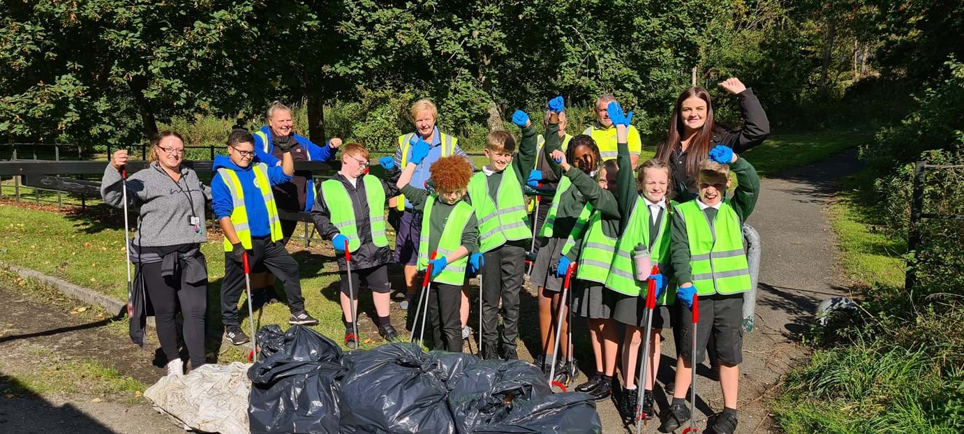 Recently pupils from local primary school Woodlands Primary Academy, members of Friends of Stoneleigh Park and Councillor Angela Cosgrove joined team FCHO to litter pick their way round the Derker neighbourhood and clear 12 bin bags of rubbish from the streets
