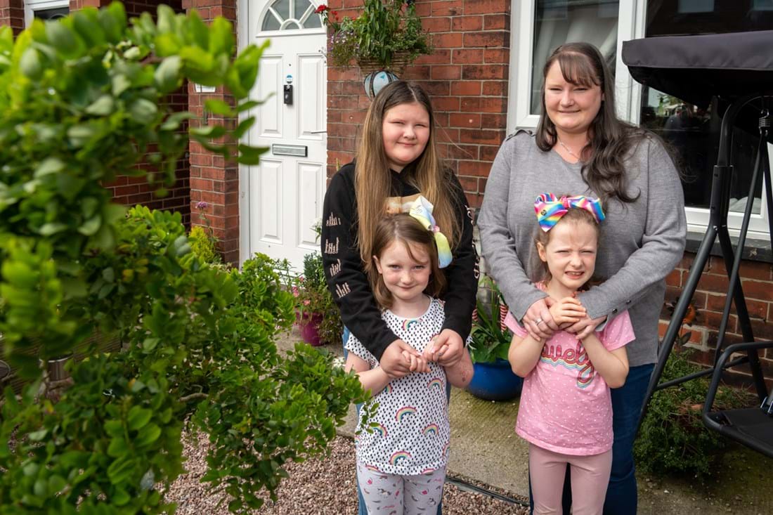 6 Mother Kelly Jones And Daughters Paige (12), Krystal (7) And Scarlett (6)