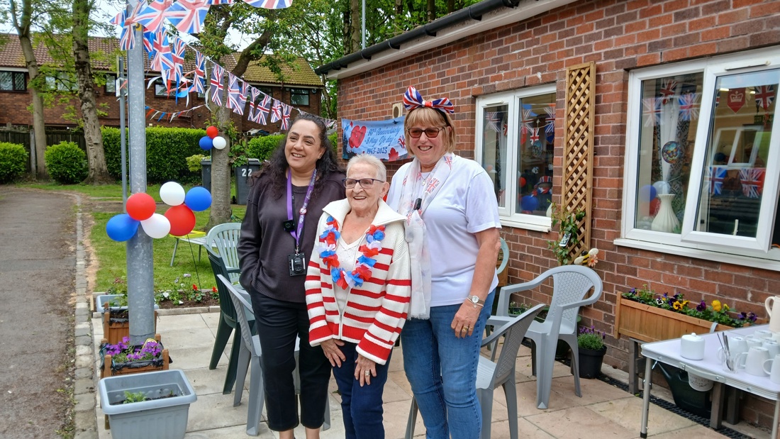 From Left Ghazalla Iqbal From FCHO, Customerjulia Madison And Wendy Jeffery (1)